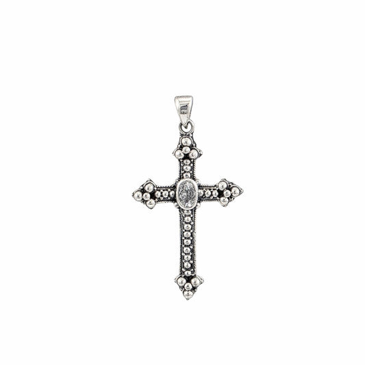 Pendentif croix gothique ornée en argent sterling 925 oxydé avec zircon ovale serti au centre, détails granulés en relief, 48x26mm, fond blanc