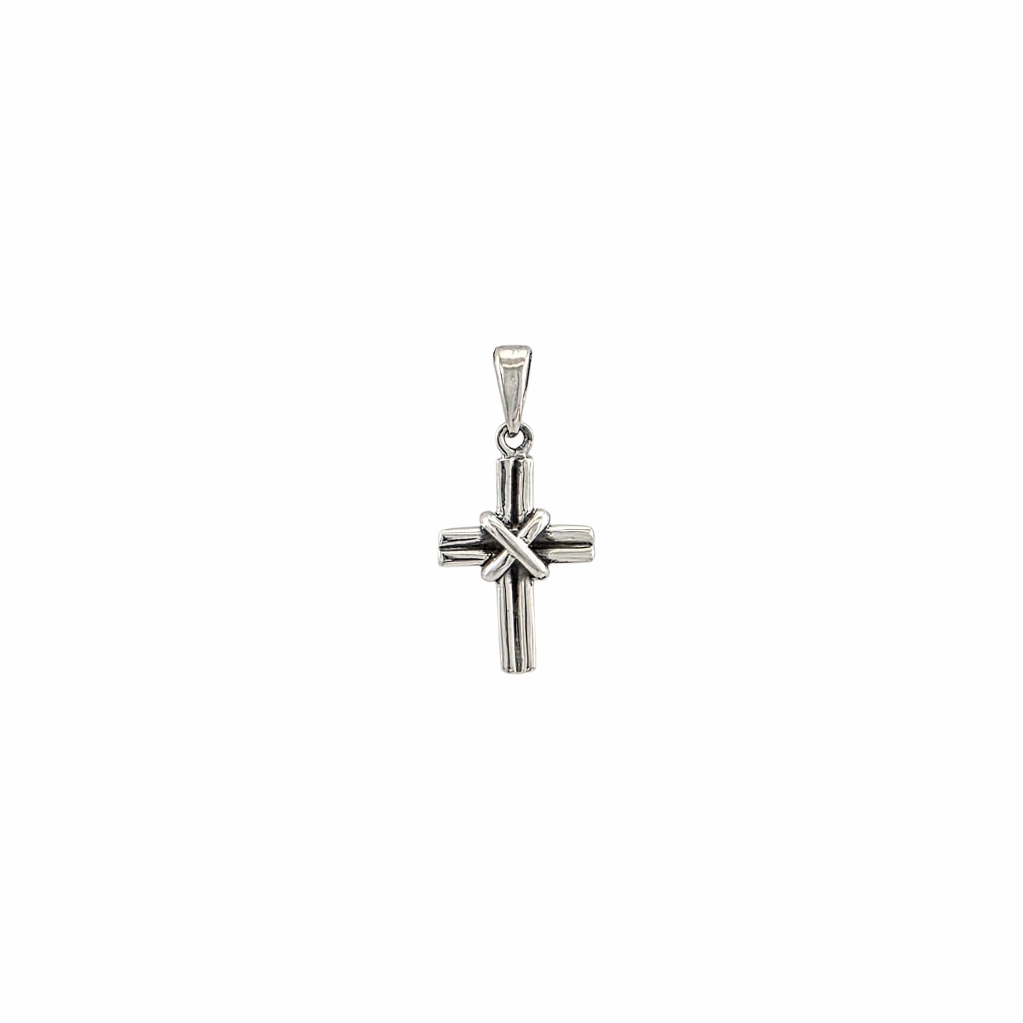 Pendentif croix tubulaire nouée en argent sterling 925 oxydé avec nœud en X au centre, 30x15mm, fond blanc