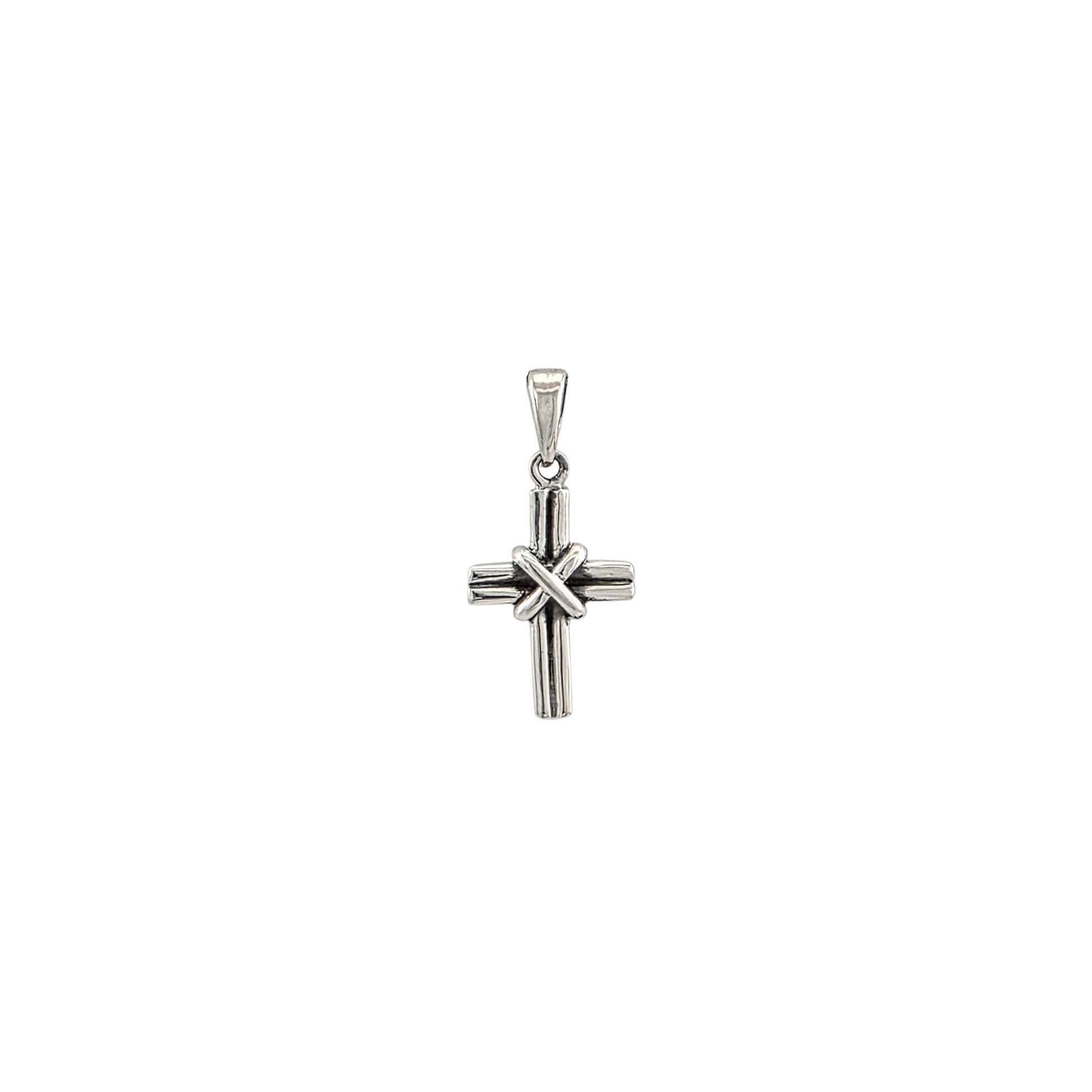 Pendentif croix tubulaire nouée en argent sterling 925 oxydé avec nœud en X au centre, 30x15mm, fond blanc