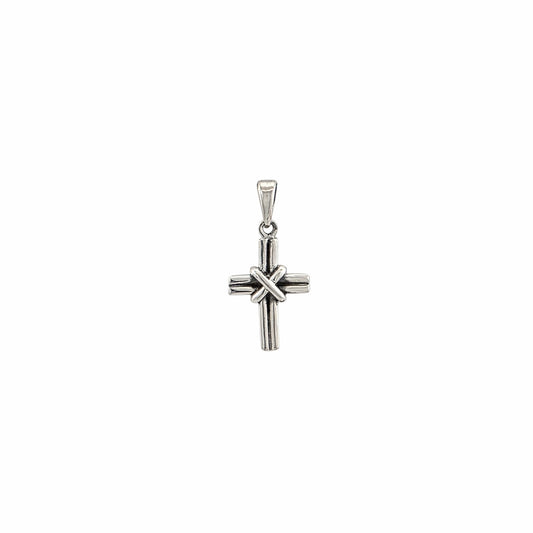 Pendentif croix tubulaire nouée en argent sterling 925 oxydé avec nœud en X au centre, 30x15mm, fond blanc