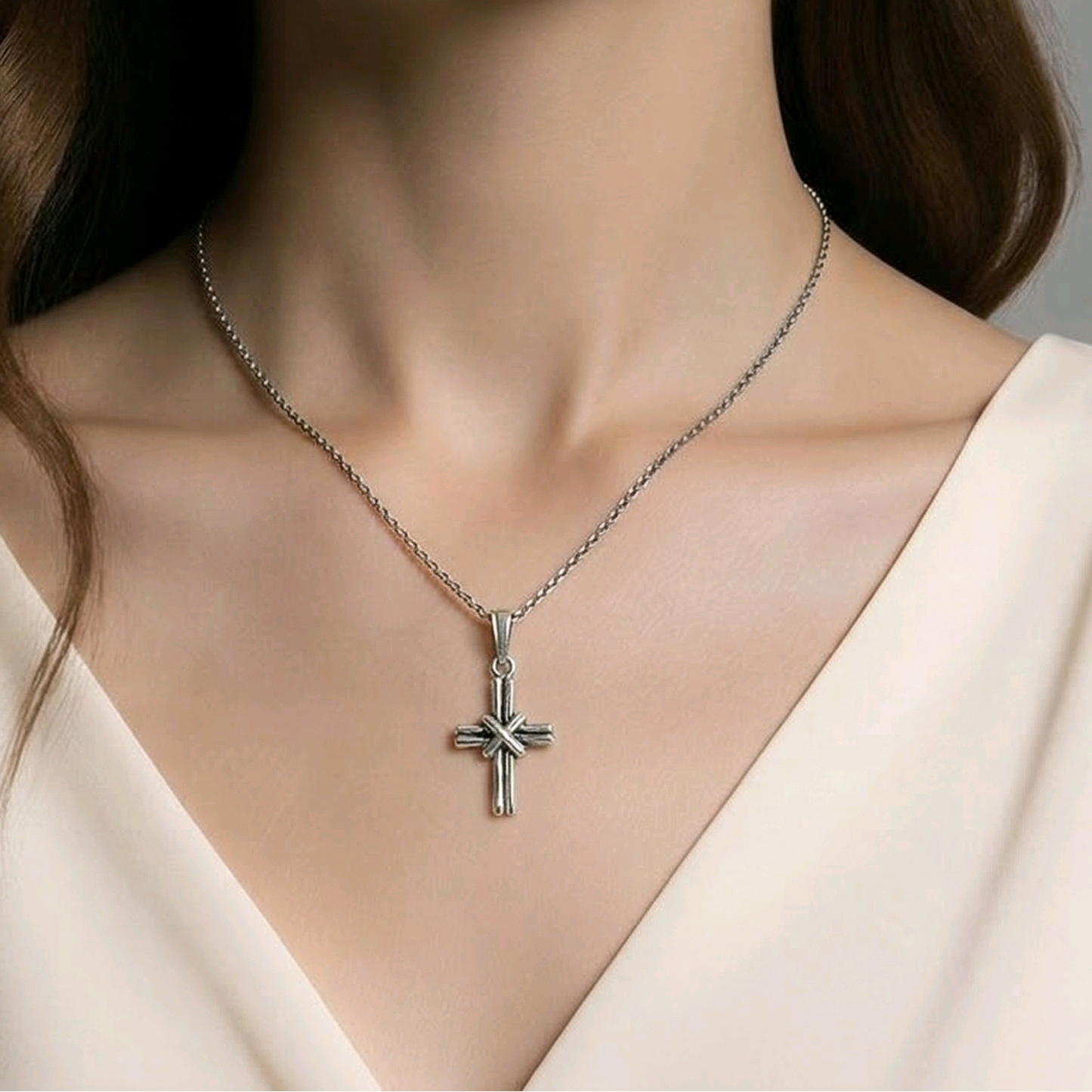 Pendentif croix tubulaire nouée en argent sterling 925 oxydé avec nœud en X au centre, 30x15mm, fond blanc