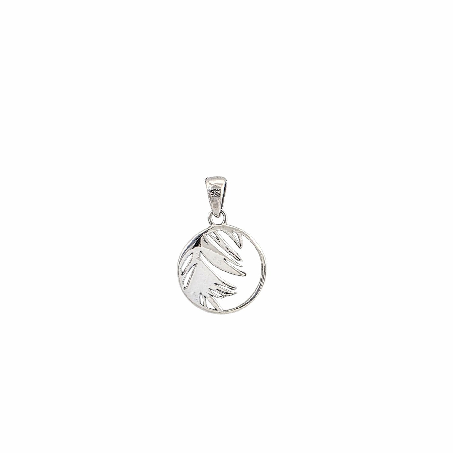 Pendentif rond ajouré en argent sterling 925 oxydé avec feuille de palmier gravée en relief débordant du cercle, 17mm, fond blanc