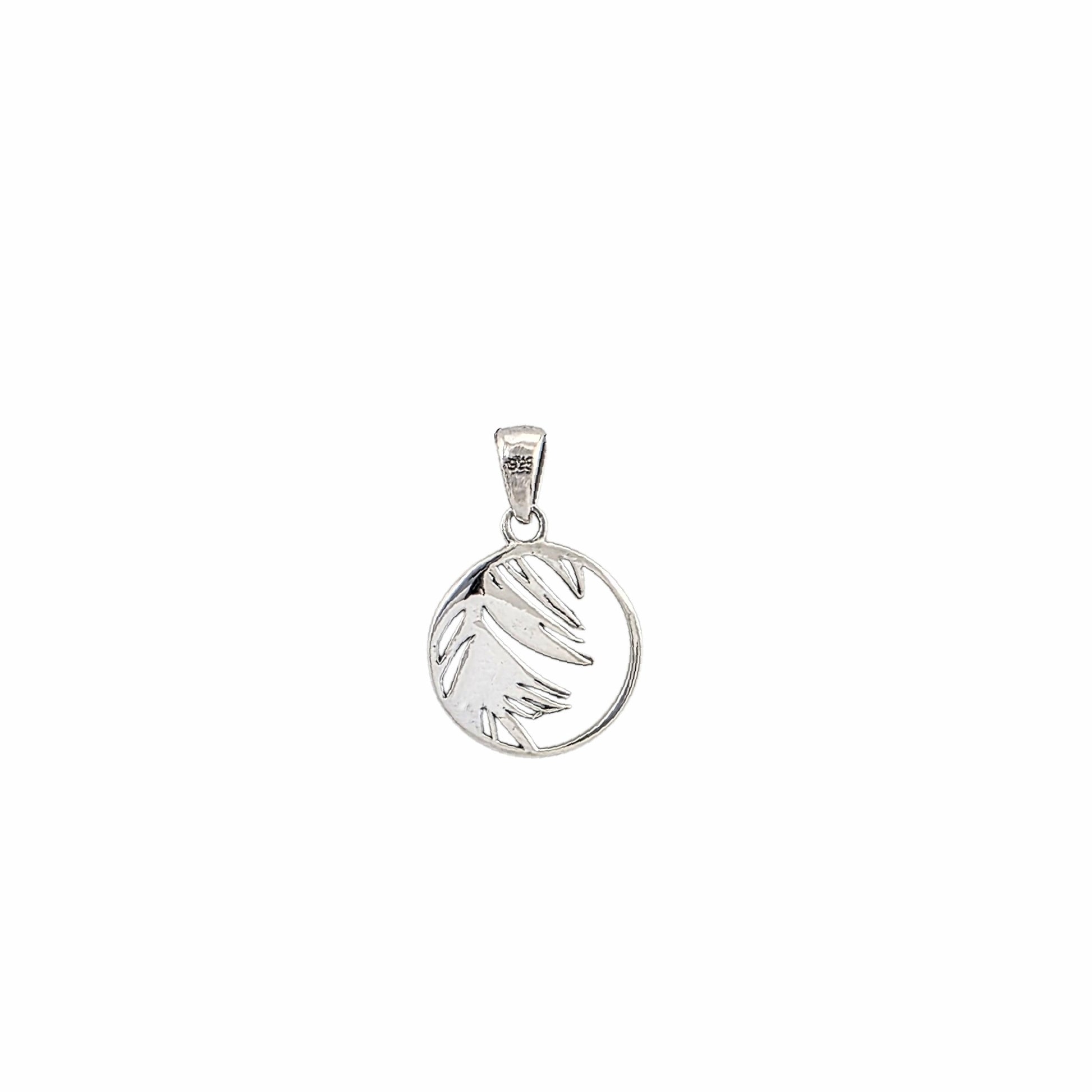 Pendentif rond ajouré en argent sterling 925 oxydé avec feuille de palmier gravée en relief débordant du cercle, 17mm, fond blanc