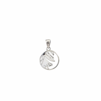 Pendentif rond ajouré en argent sterling 925 oxydé avec feuille de palmier gravée en relief débordant du cercle, 17mm, fond blanc