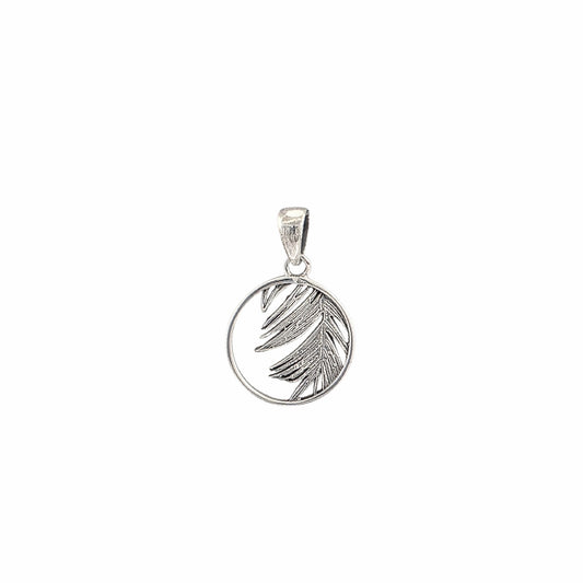 Pendentif rond ajouré en argent sterling 925 oxydé avec feuille de palmier gravée en relief débordant du cercle, 17mm, fond blanc