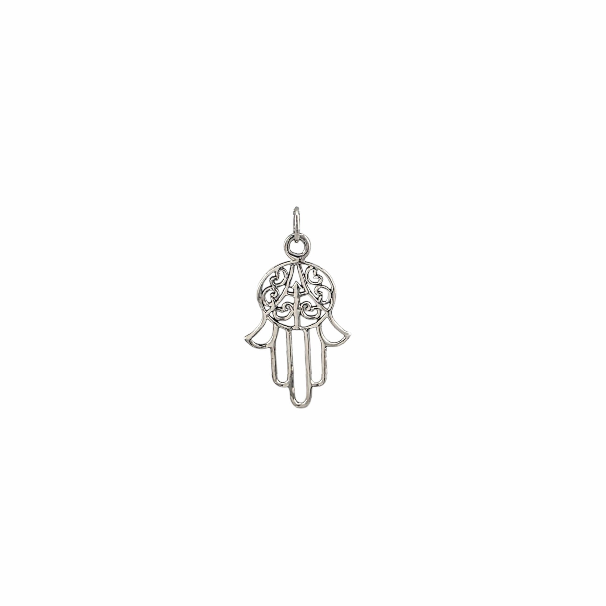 Pendentif hamsa main de Fatima ajourée en argent sterling 925 poli, médaillon central orné d'arabesques ciselées et doigts effilés, 28x17mm, fond blanc