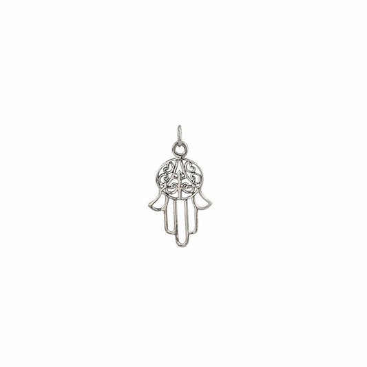 Pendentif hamsa main de Fatima ajourée en argent sterling 925 poli, médaillon central orné d'arabesques ciselées et doigts effilés, 28x17mm, fond blanc