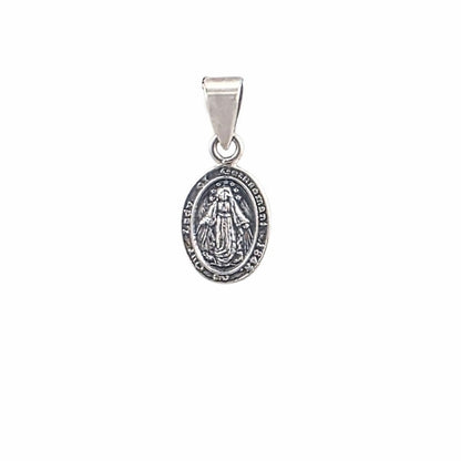 Petit pendentif médaille miraculeuse Vierge Marie en argent sterling 925 oxydé, médaillon ovale gravé avec inscription en bordure, 11x8mm, fond blanc