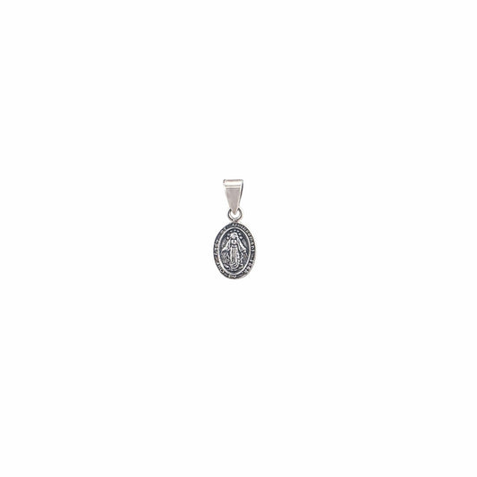 Petit pendentif médaille miraculeuse Vierge Marie en argent sterling 925 oxydé, médaillon ovale gravé avec inscription en bordure, 11x8mm, fond blanc