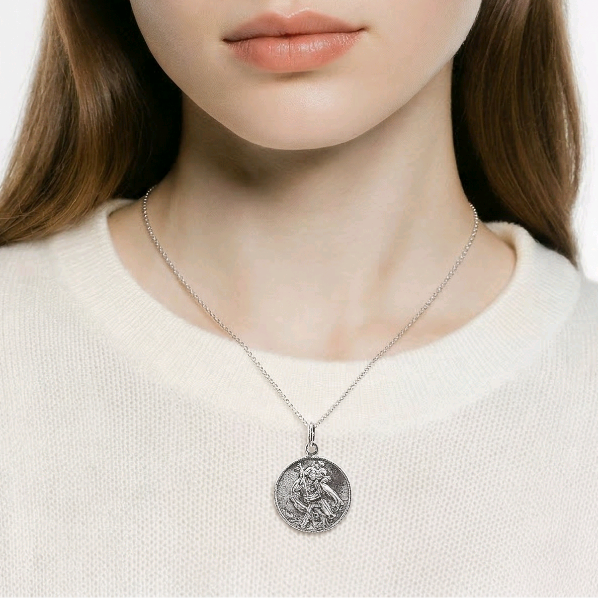 Grande médaille pendentif Saint-Christophe en argent sterling 925 oxydé, scène gravée en haut-relief avec saint portant l'enfant Jésus, style médaille ancienne, 19mm, fond blanc