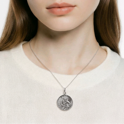 Grande médaille pendentif Saint-Christophe en argent sterling 925 oxydé, scène gravée en haut-relief avec saint portant l'enfant Jésus, style médaille ancienne, 19mm, fond blanc