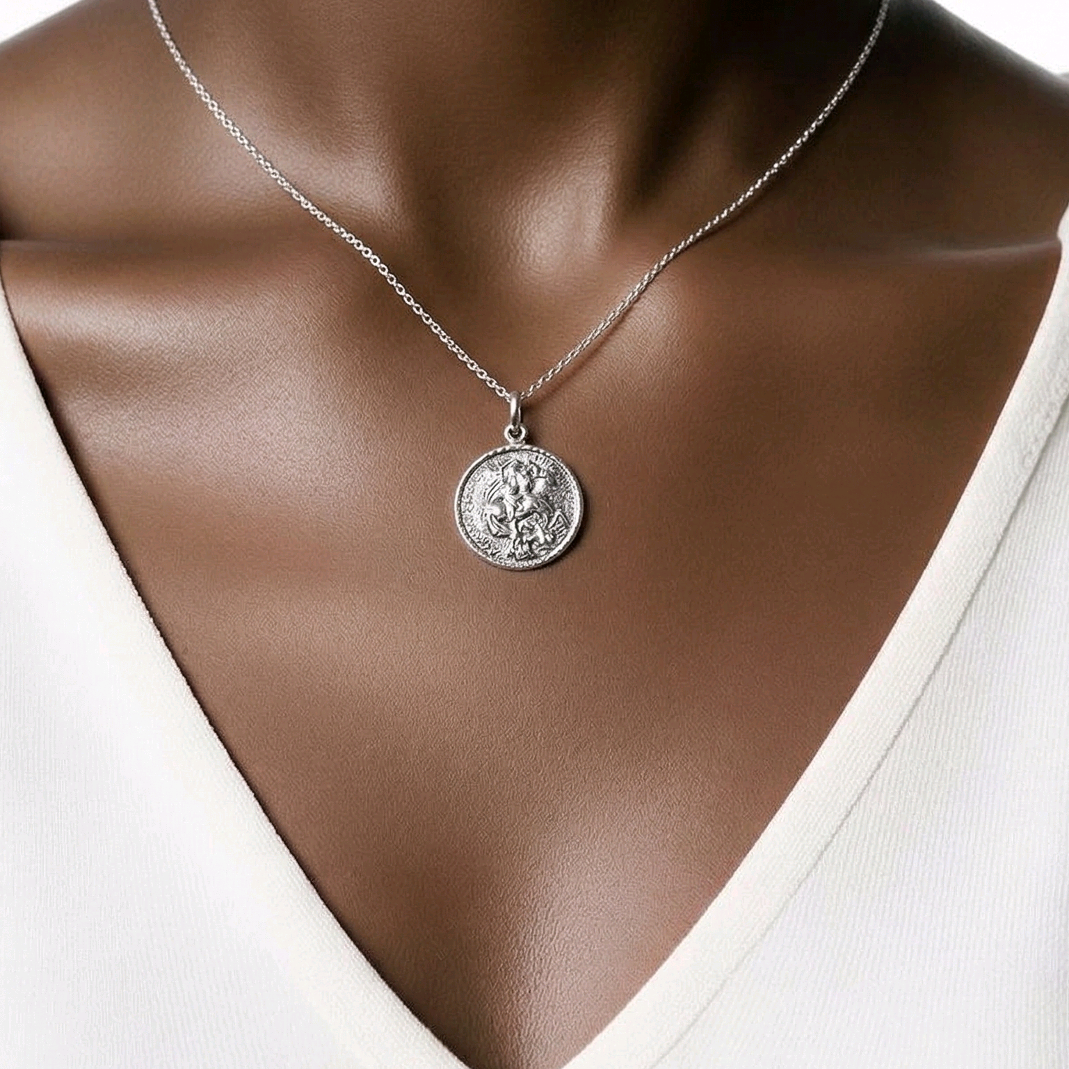 Grande médaille pendentif Saint-Christophe en argent sterling 925 oxydé, scène gravée en haut-relief avec saint portant l'enfant Jésus, style médaille ancienne, 19mm, fond blanc