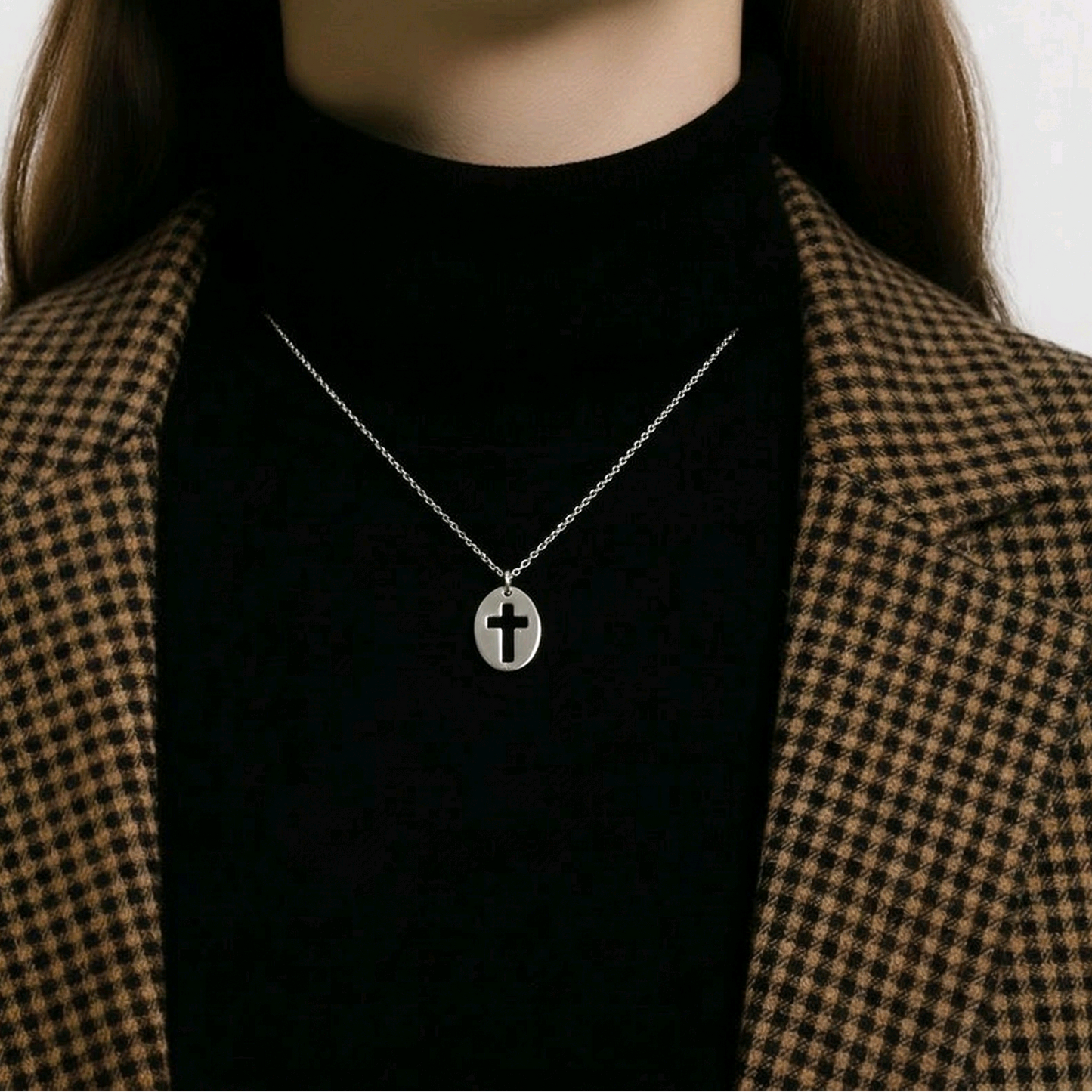 Petit pendentif médaillon ovale en argent sterling 925 poli avec croix découpée ajourée au centre, 15x11mm, fond blanc