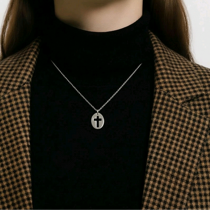 Petit pendentif médaillon ovale en argent sterling 925 poli avec croix découpée ajourée au centre, 15x11mm, fond blanc