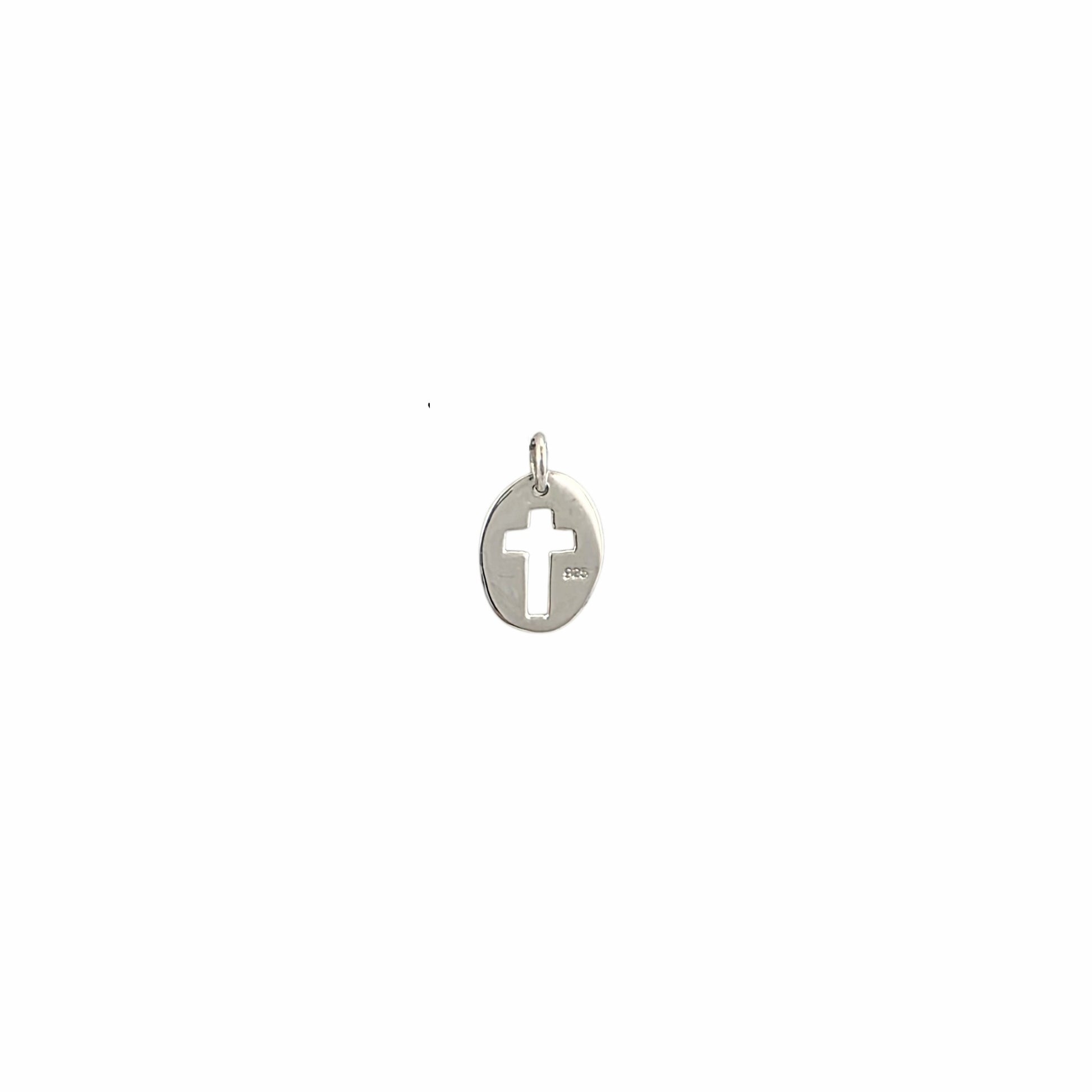 Petit pendentif médaillon ovale en argent sterling 925 poli avec croix découpée ajourée au centre, 15x11mm, fond blanc