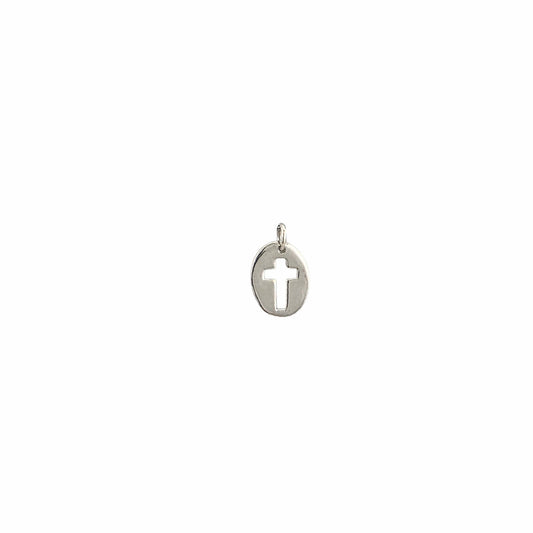 Petit pendentif médaillon ovale en argent sterling 925 poli avec croix découpée ajourée au centre, 15x11mm, fond blanc