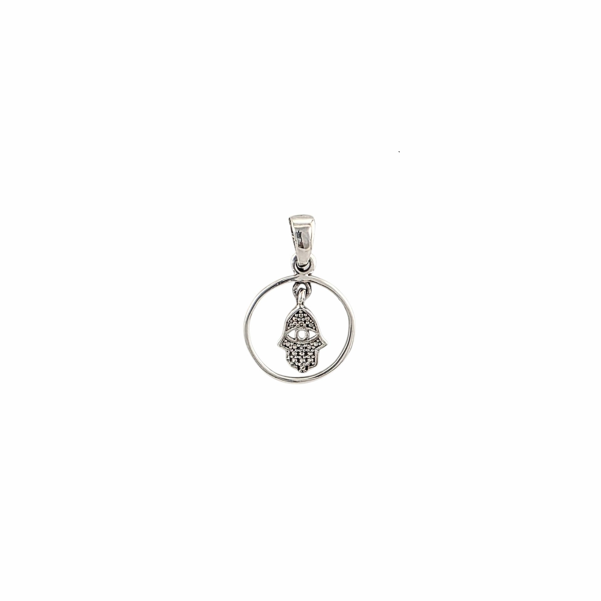 Pendentif main de Fatima hamsa en argent sterling 925 oxydé, charm mobile suspendu dans cercle avec œil gravé au centre, 18mm, fond blanc