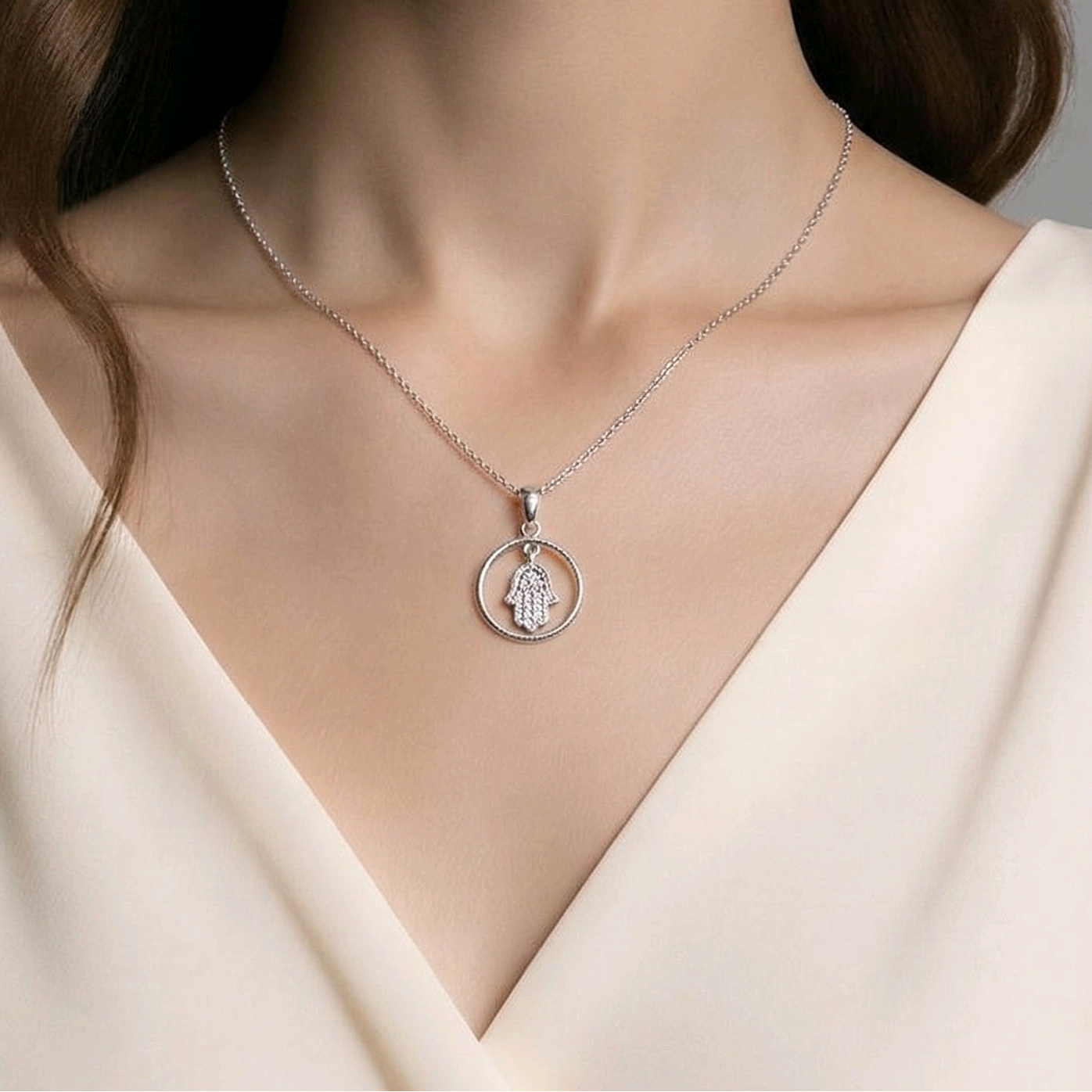 Pendentif main de Fatima hamsa en argent sterling 925 oxydé, charm mobile suspendu dans cercle avec œil gravé au centre, 18mm, fond blanc