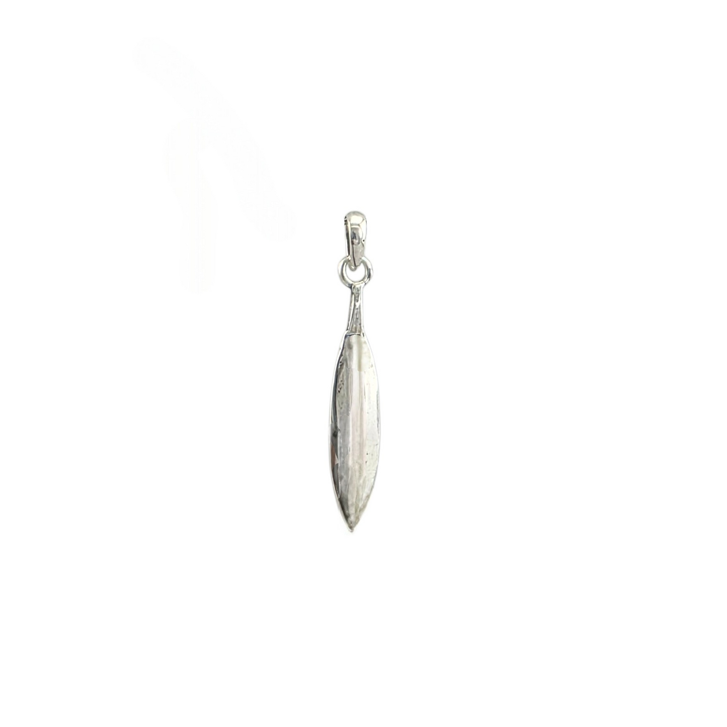 Pendentif plume effilée en argent sterling 925 oxydé avec nervures gravées en relief, 30x6.5mm, fond blanc
