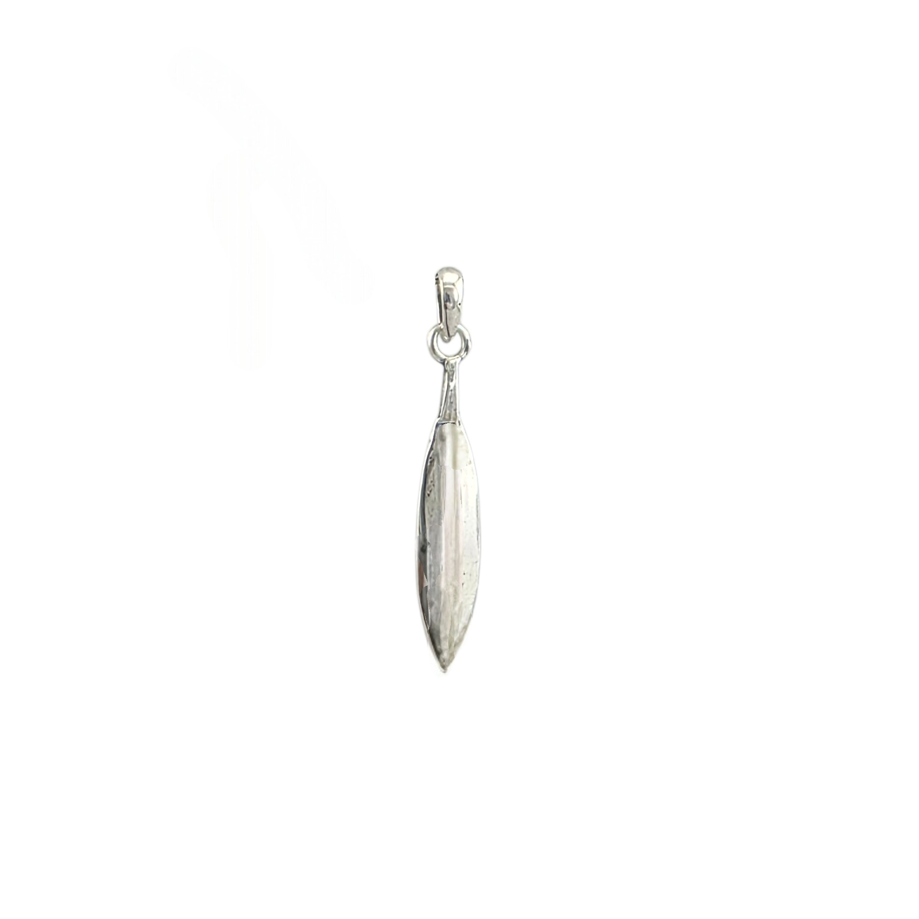Pendentif plume effilée en argent sterling 925 oxydé avec nervures gravées en relief, 30x6.5mm, fond blanc