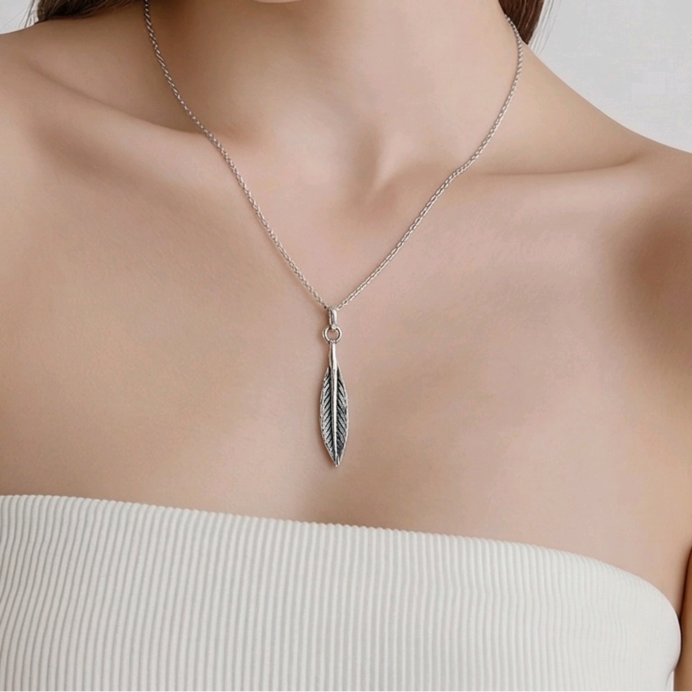 Pendentif plume effilée en argent sterling 925 oxydé avec nervures gravées en relief, 30x6.5mm, fond blanc