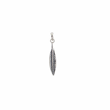 Pendentif plume effilée en argent sterling 925 oxydé avec nervures gravées en relief, 30x6.5mm, fond blanc