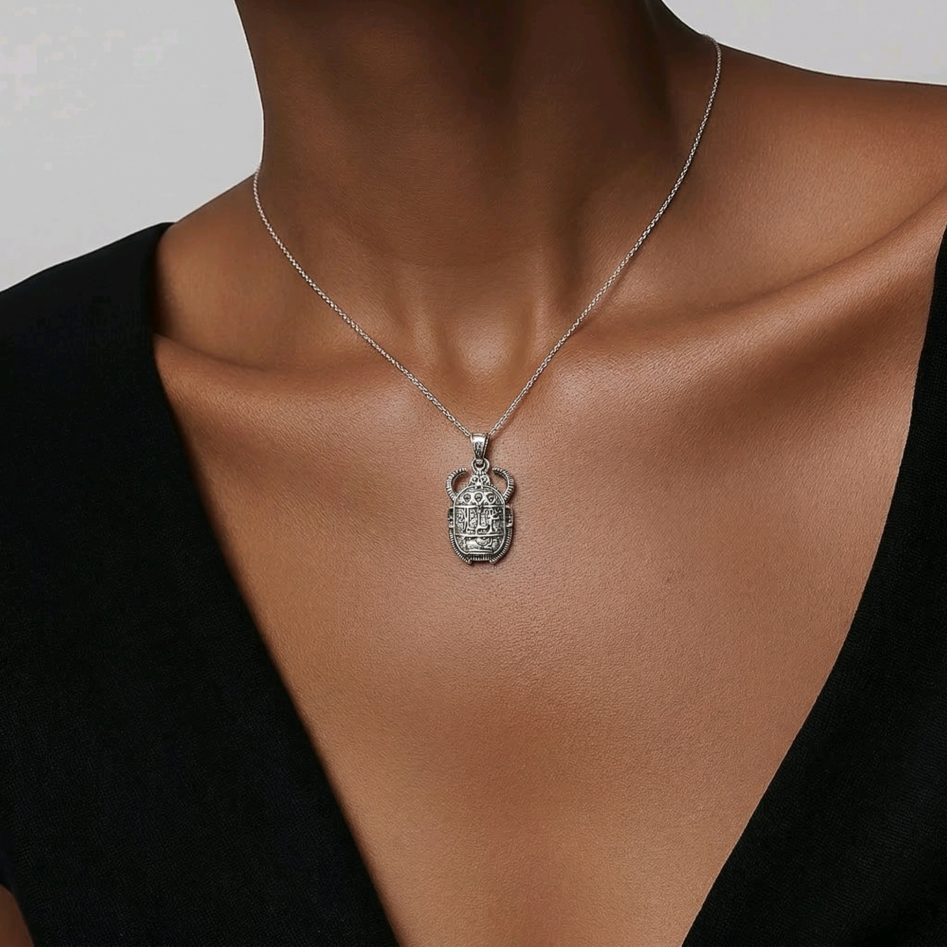 Pendentif scarabée égyptien hiéroglyphes argent sterling 925 finition oxydée 28x15mm — Alberto Bijoux Montréal