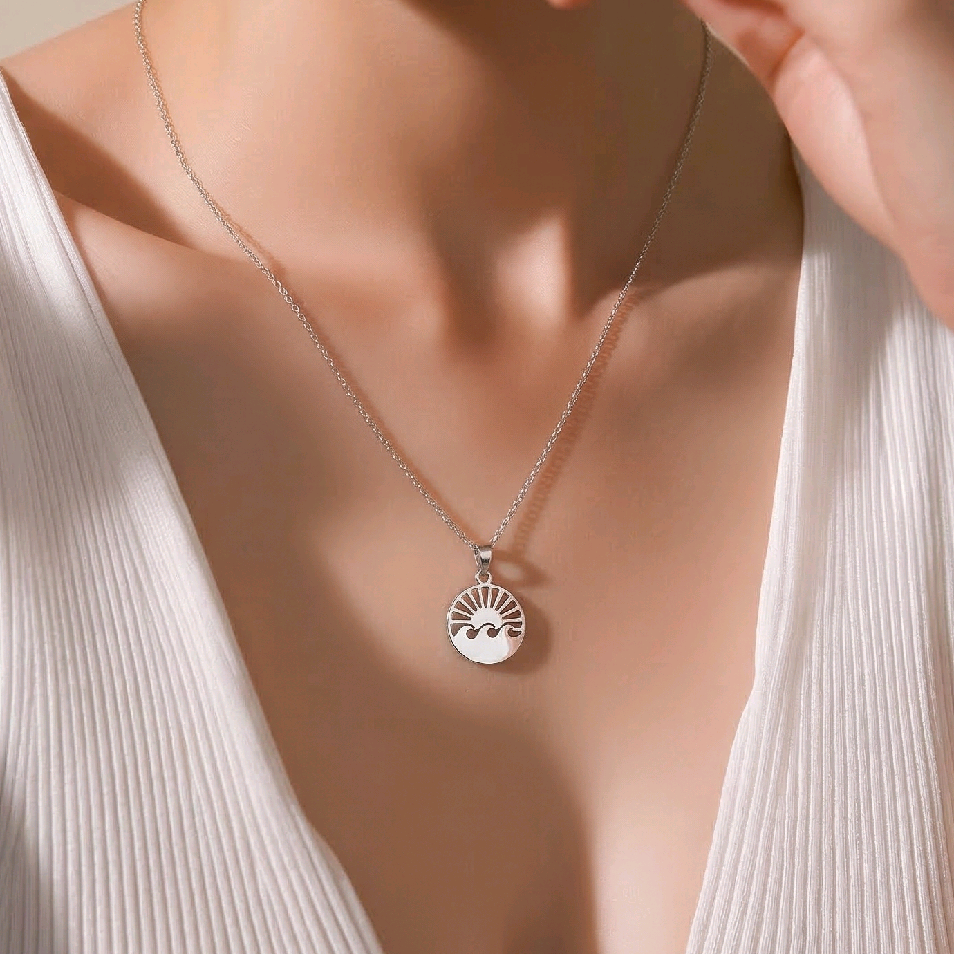 Pendentif médaillon rond en argent sterling 925 avec soleil rayonnant et vagues ajourés, 18mm, fond blanc