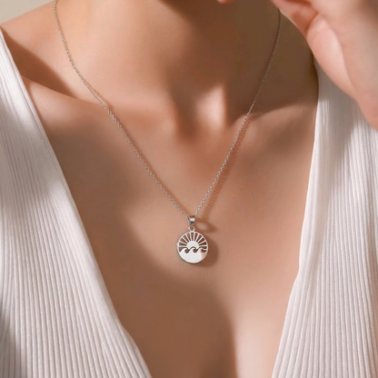 Pendentif médaillon rond en argent sterling 925 avec soleil rayonnant et vagues ajourés, 18mm, fond blanc