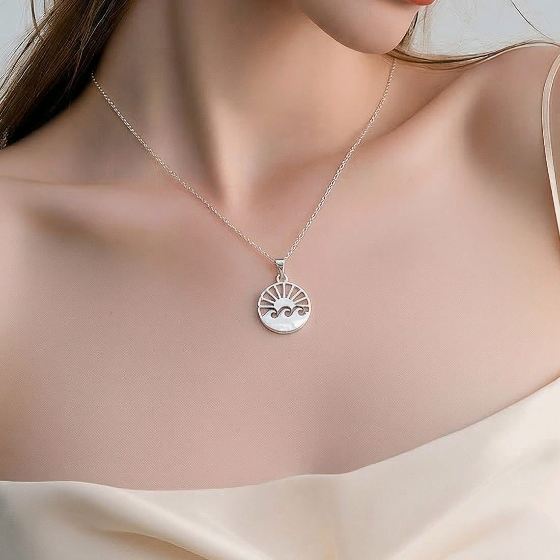Pendentif médaillon rond en argent sterling 925 avec soleil rayonnant et vagues ajourés, 18mm, fond blanc
