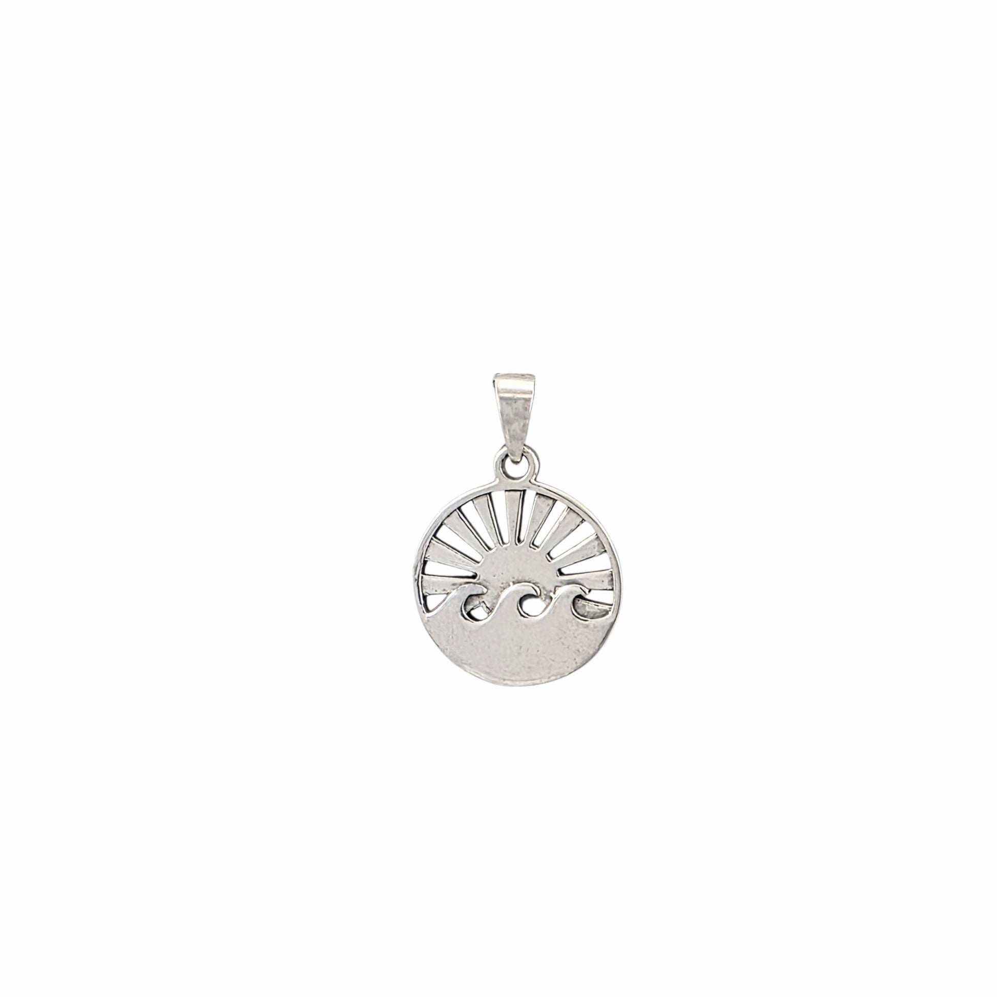 Pendentif médaillon rond en argent sterling 925 avec soleil rayonnant et vagues ajourés, 18mm, fond blanc