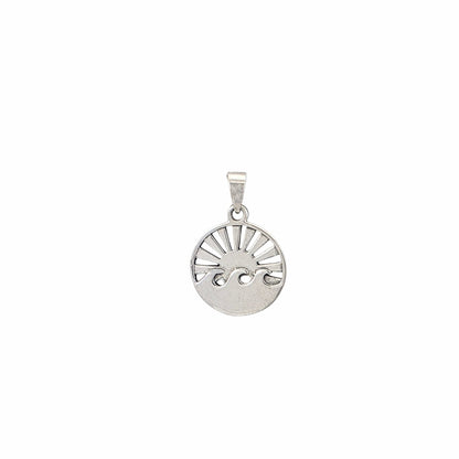 Pendentif médaillon rond en argent sterling 925 avec soleil rayonnant et vagues ajourés, 18mm, fond blanc