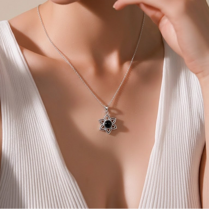 Pendentif fleur de lotus ajourée en argent sterling 925 poli avec onyx noir naturel serti en cabochon au centre, sept pétales pointus, 17mm, Alberto Bijoux