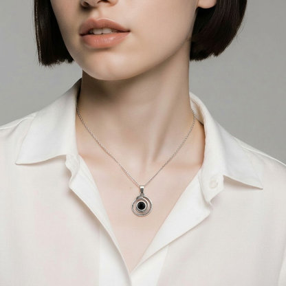 Pendentif rond spirale en argent sterling 925 poli avec onyx noir naturel serti en cabochon au centre, cercles concentriques, 16mm, Alberto Bijoux