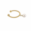 Bague dorée ornée de petites perles avec une perle pendante délicate