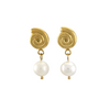 Boucles dorées avec spirale et perle blanche pendante, vues de face