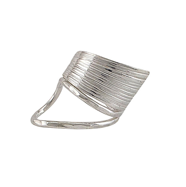 Bague argent sterling design géométrique moderne avec texture linéaire sculptée, style contemporain ajustable