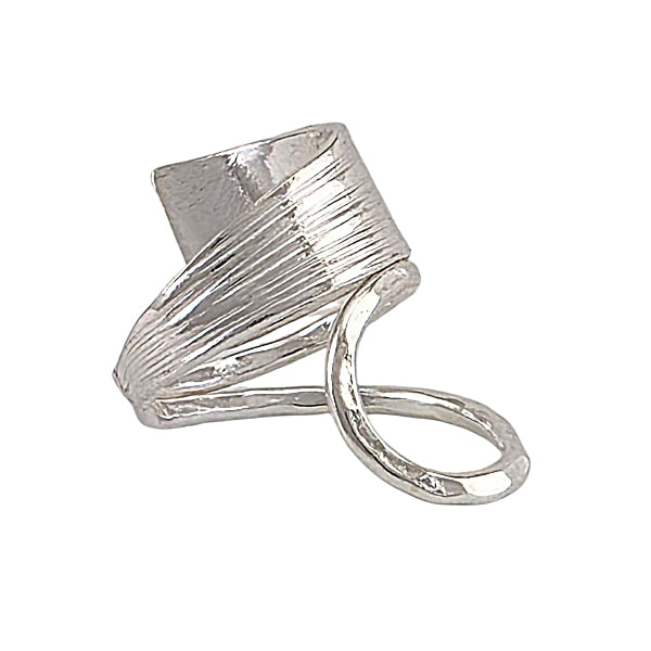 Bague argent sterling design géométrique moderne avec texture linéaire sculptée, style contemporain ajustable
