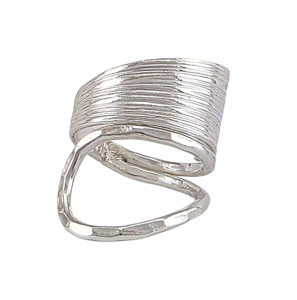 Bague argent sterling design géométrique moderne avec texture linéaire sculptée, style contemporain ajustable