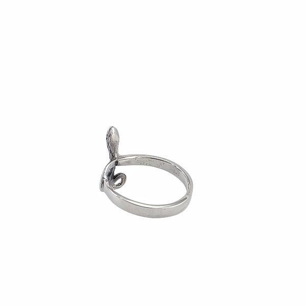 Bague serpent zen en argent sterling 925 chez Alberto Bijoux. Design minimaliste contemporain, écailles texturées. Tailles 5-9. Style moderne raffiné.