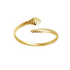 Bangle doré ouvert en forme de serpent avec texture écailles, sur fond blanc