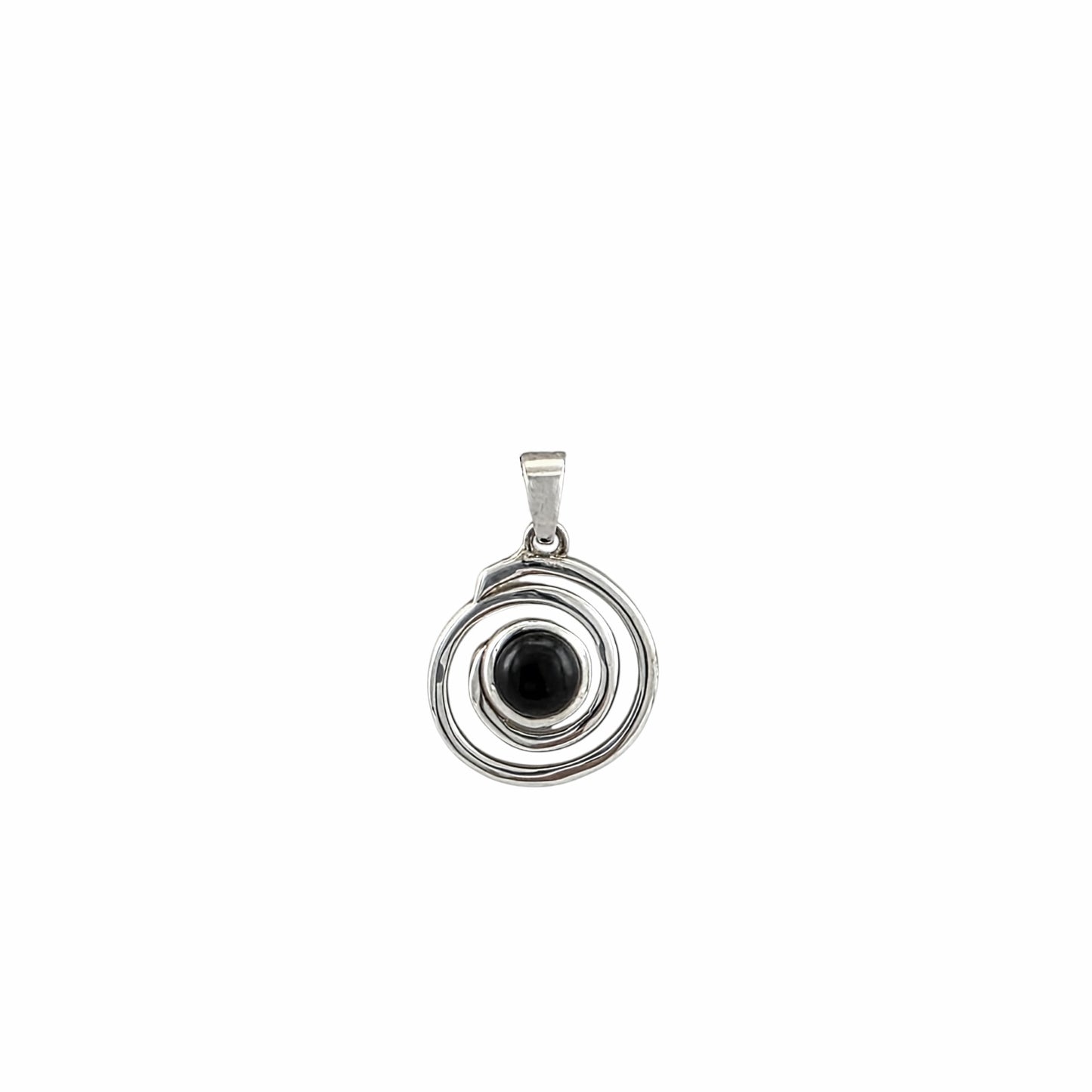 Pendentif rond spirale en argent sterling 925 poli avec onyx noir naturel serti en cabochon au centre, cercles concentriques, 16mm, fond blanc