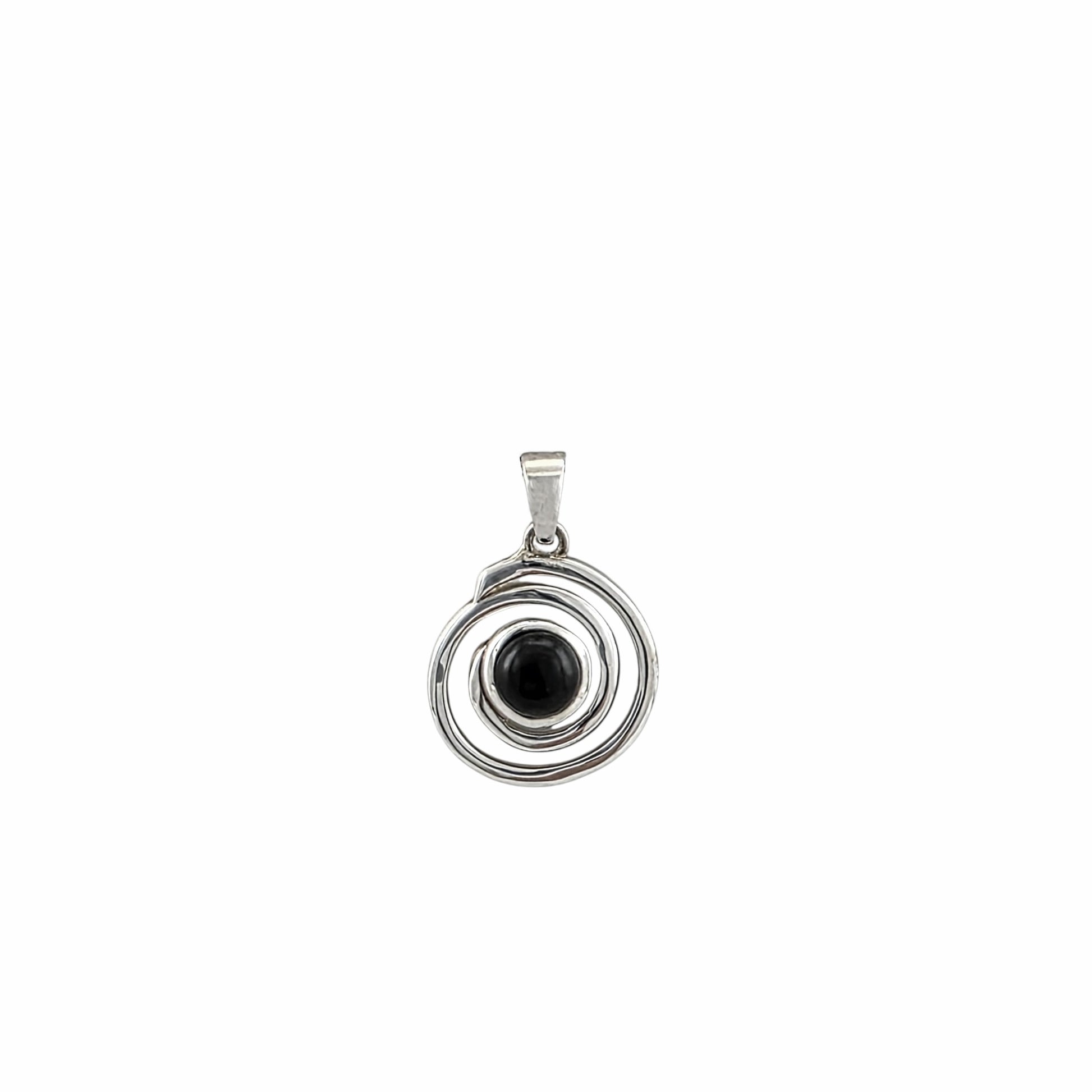 Pendentif rond spirale en argent sterling 925 poli avec onyx noir naturel serti en cabochon au centre, cercles concentriques, 16mm, fond blanc