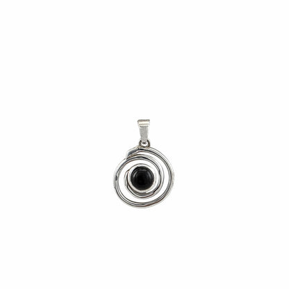 Pendentif rond spirale en argent sterling 925 poli avec onyx noir naturel serti en cabochon au centre, cercles concentriques, 16mm, fond blanc