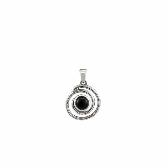 Pendentif rond spirale en argent sterling 925 poli avec onyx noir naturel serti en cabochon au centre, cercles concentriques, 16mm, fond blanc