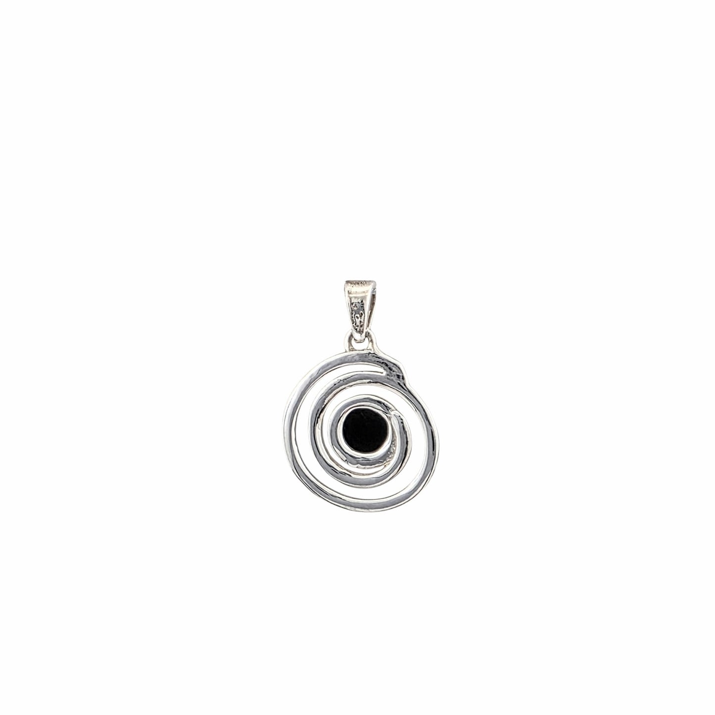 Pendentif rond spirale en argent sterling 925 poli avec onyx noir naturel serti en cabochon au centre, cercles concentriques, 16mm, fond blanc