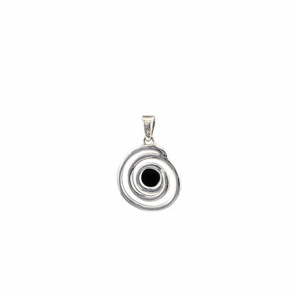 Pendentif rond spirale en argent sterling 925 poli avec onyx noir naturel serti en cabochon au centre, cercles concentriques, 16mm, fond blanc