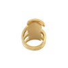 Bague longue dorée à effet spirale superposée, posée sur fond clair