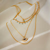 Collier doré avec pendentif œil bleu et pierres turquoises, style protecteur et spirituel, présenté sur fond blanc