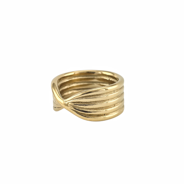 Bague dorée au design croisé et torsadé, élégante et brillante, présentée sur fond blanc - Alberto bijoux
